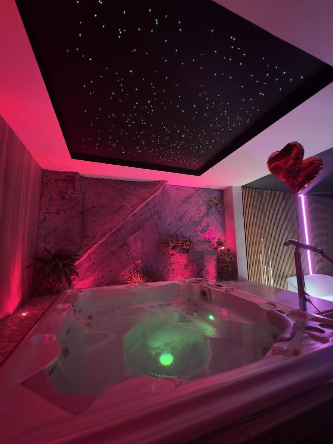 Les Secrets Rooms - Bonneval - Love Room - Spa Et Hammam Privatif Esterno foto