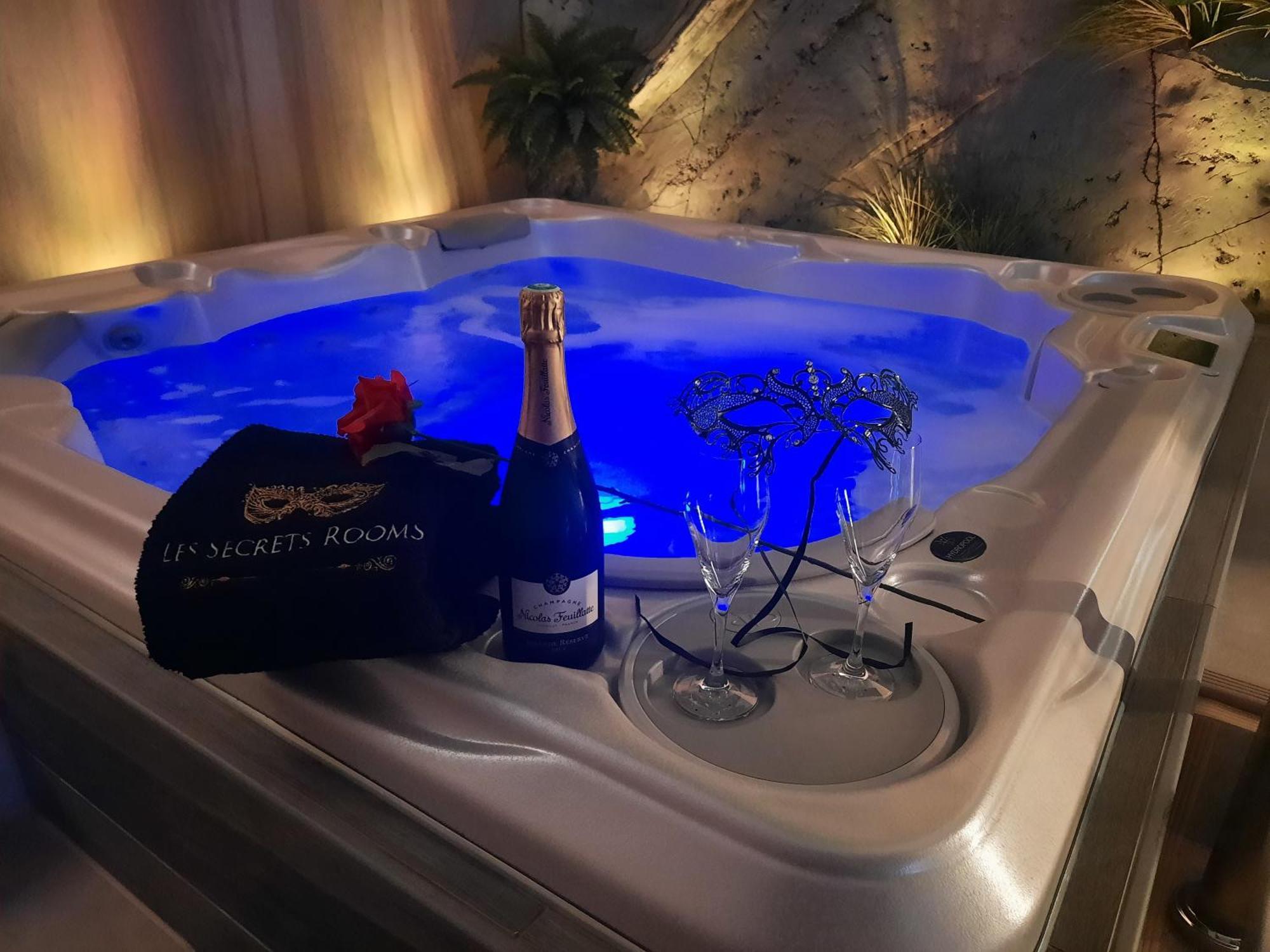 Les Secrets Rooms - Bonneval - Love Room - Spa Et Hammam Privatif Esterno foto